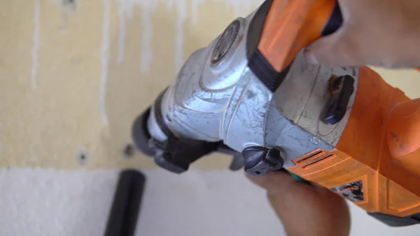 Construtor Masculino Adulto Fazendo Furo Parede Com Broca Durante Instalação — Fotografia de Stock