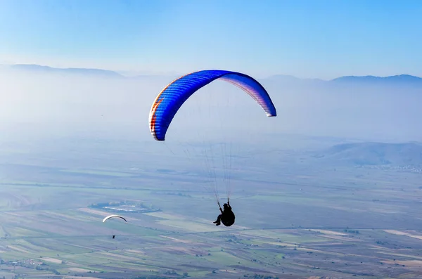 Paragliders Vliegen Blauwe Hemelachtergrond — Stockfoto