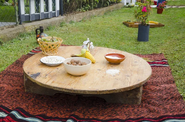 果物と野菜で装飾された土鍋と民族伝統的な木製テーブル — ストック写真