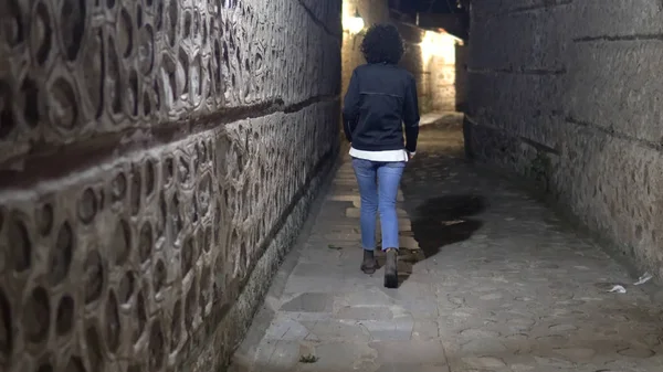 Modelo Mujer Caminando Callejón Oscuro Por Noche Esquina Sucia Estrecha — Foto de Stock