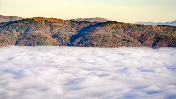 Bergschicht Morgendlichen Sonnenaufgang Sonnenstrahl Und Herbstnebel — Stockfoto