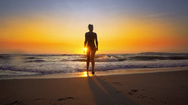 Frau Genießt Urlaub Der Küste Vor Sonnenuntergang — Stockfoto
