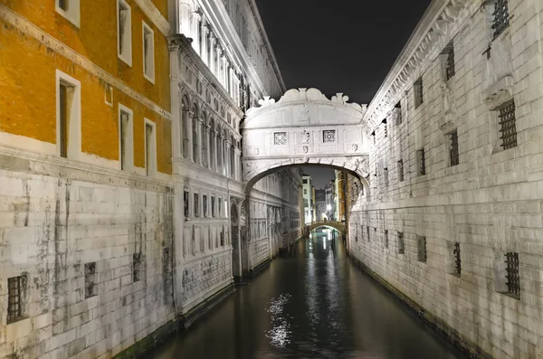 Brücke Der Sehenswürdigkeiten Bei Nacht Blick Auf Schöne Architektur Venedig — Stockfoto