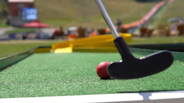 Fechar Jogador Jogar Mini Golfe Com Bola Vermelha — Fotografia de Stock