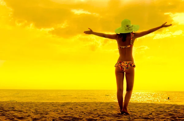 Espaço Cópia Mulher Levantar Mão Céu Pôr Sol Praia Conceito — Fotografia de Stock