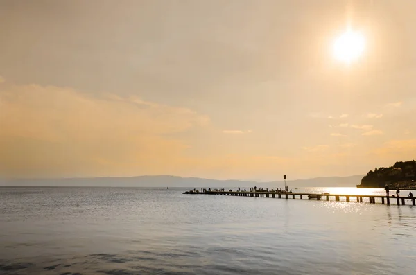 Soluppgången Eller Solnedgången Över Boardwalk Pir Vattnet Varma Reflektioner Solen — Stockfoto