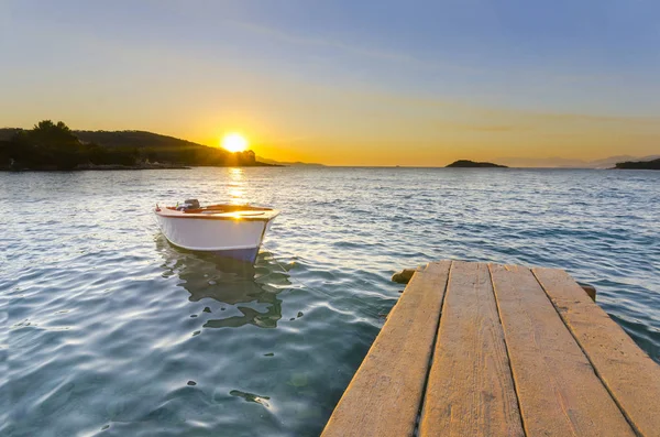 Kleine Dok Boot Bij Het Meer Zonsondergang Schot — Stockfoto