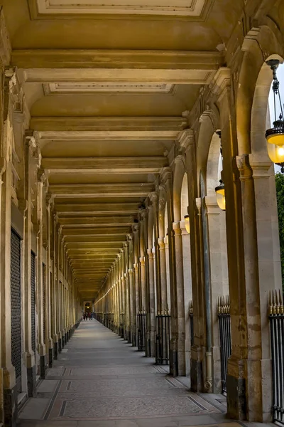 Paris Francja Circa Maja 2017 Archway Chodnik Paryż Palais Royal — Zdjęcie stockowe