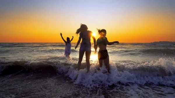 Group Happy Girls Having Fun Sea Waves Beach Sunset Background — Stock Photo, Image