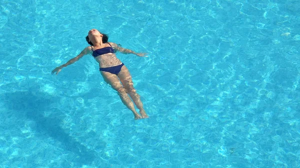 Jovem Mulher Relaxante Piscina Que Coloca Superfície Água — Fotografia de Stock