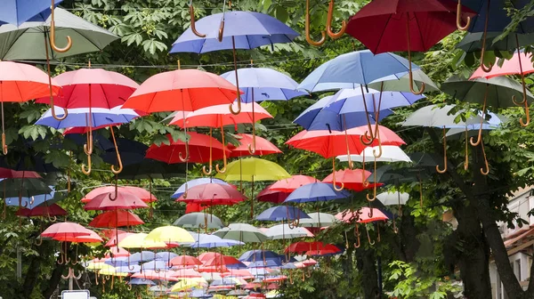 Bunte Regenschirme Dekoration Hintergrund Auf Dem Gehweg Straßendekoration — Stockfoto