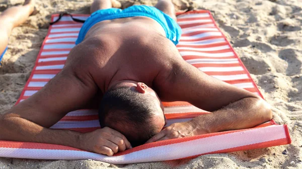 Familia Refugiados Cansados Bikini Durmiendo Playa Arena —  Fotos de Stock