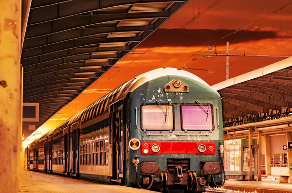 Moderno Treno Pendolare Alta Velocità Alla Stazione Ferroviaria Tramonto Colorato — Foto Stock