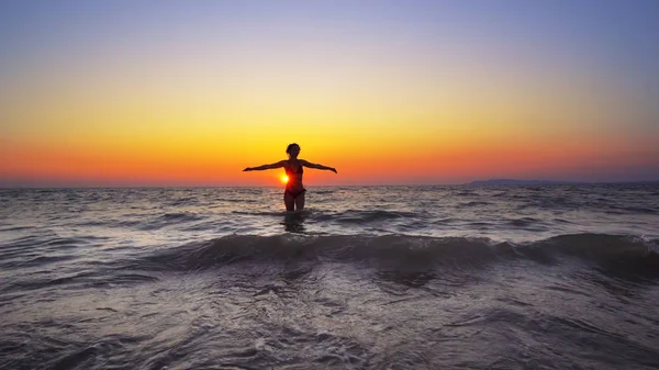 Mulher Andando Oceano Com Mãos Bem Abertas Fundo Pôr Sol — Fotografia de Stock