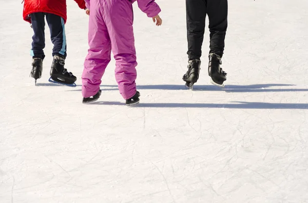 Lustige Teenager Mädchen Und Jungen Schlittschuhlaufen Freien Eisbahn — Stockfoto