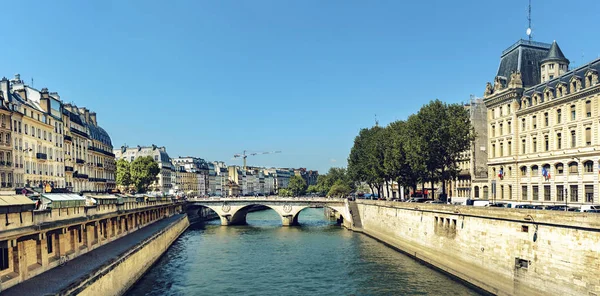 Panorámás Kilátás Nyílik Párizs Szajna Saint Michel Híd Felismerhetetlen Emberek — Stock Fotó