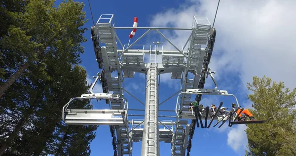 Bansko Bulgária Por Volta Janeiro 2018 Esquiadores Andando Ropeway Montanhas — Fotografia de Stock