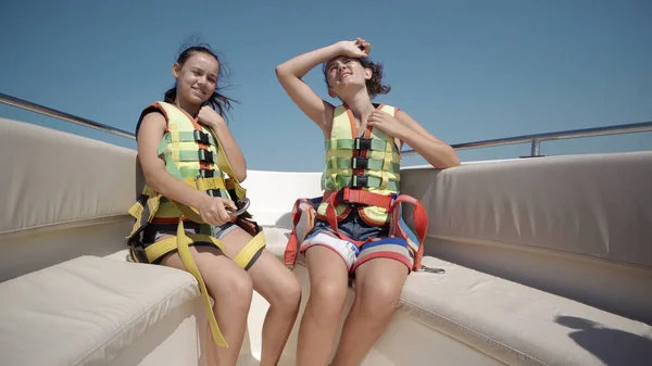 Két Lány Élvezi Utazás Hajón Tánc — Stock Fotó
