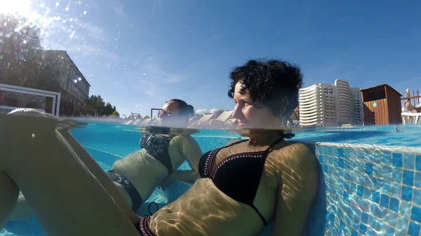 Genç Kadın Gündüz Açık Spa Yüzme Havuzunda Rahatlatıcı — Stok fotoğraf