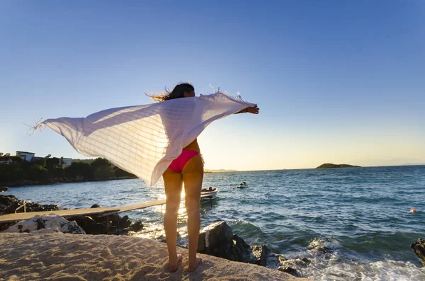 Achteraanzicht Van Vrouw Zee Strand Met Wapperende Sjaal Zonsondergang Achtergrond — Stockfoto