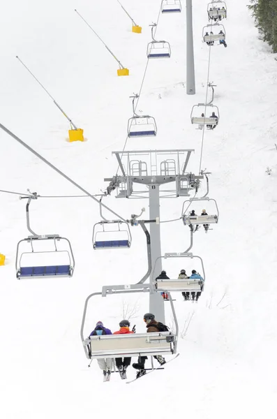 Лыжный Подъемник Счастливые Лыжники Лыжном Отдыхе Место Копирования — стоковое фото