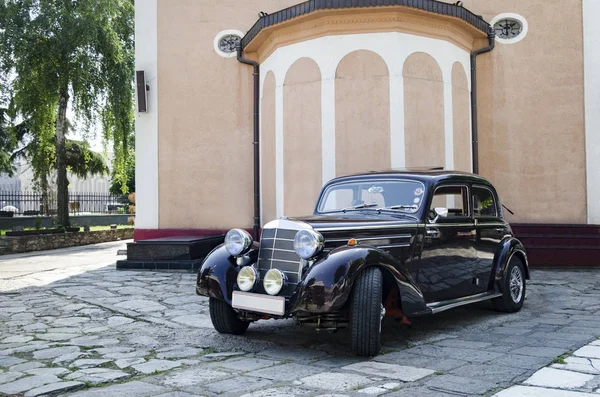 Old Mercedes Car Front Church — Stock Photo, Image