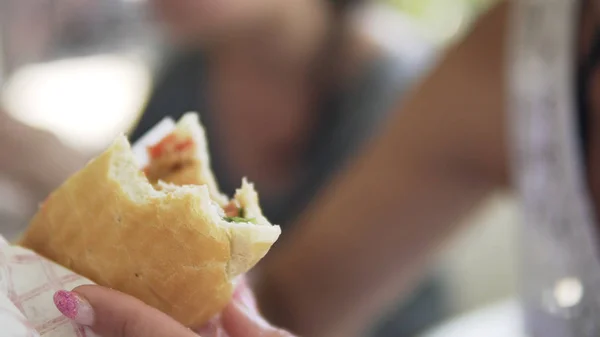 女人拿着多纳烤肉串三明治 不健康的快餐 — 图库照片