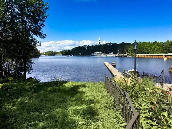 Pasajero Barco Turístico Pie Muelle Isla Valaam Karelia Rusia —  Fotos de Stock