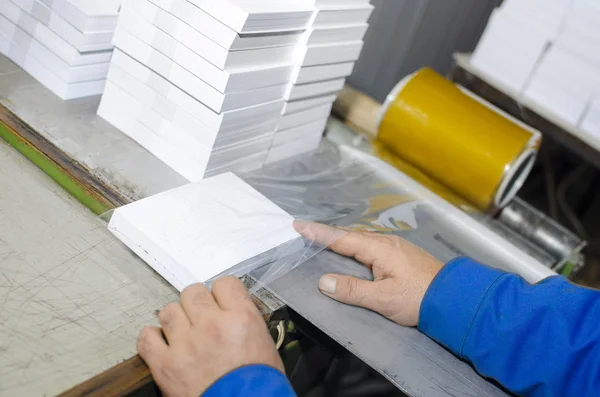 Ruční Ruční Práce Balení Produktu Posunu Tiskové Zařízení — Stock fotografie