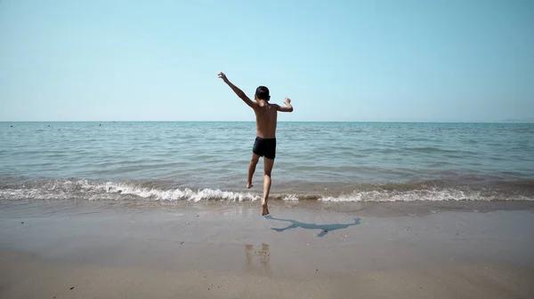 Ευτυχισμένο Αγόρι Πάρει Int Νερό Της Θάλασσας Μπροστινό Steadicam Κινηματογραφική — Φωτογραφία Αρχείου