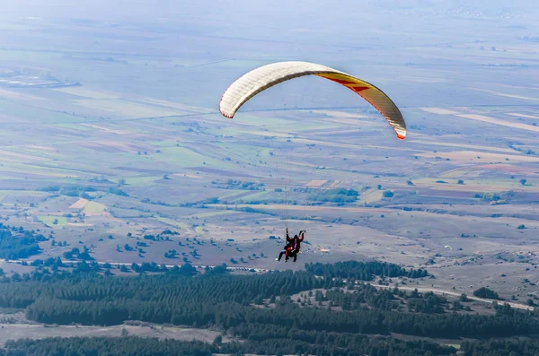 Pirlepe, Makedonya - Şubat, 2017 yaklaşık: yamaçparaşütü tandem uçuş Vadisi üzerinde 