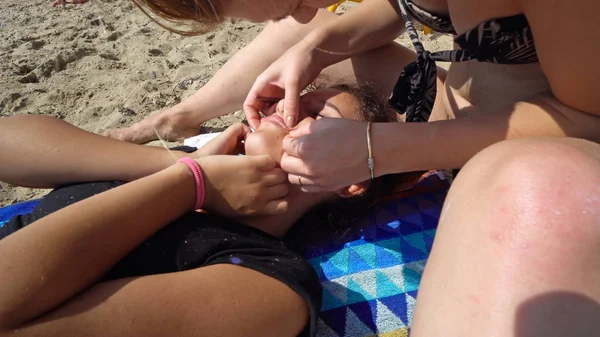 Ragazzi Pulizia Faccia Acnes Sulla Spiaggia Durante Vacanze Estive — Foto Stock