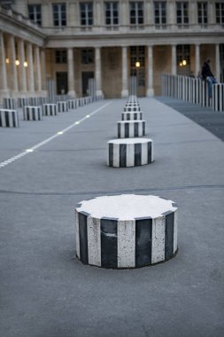 Paris, Fransa - 5 Mayıs, 2017: ünlü bina Kral Sarayı avlusu 