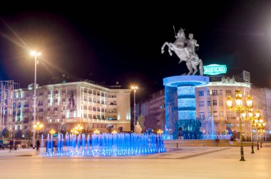 Skopje, Makedonya - 26 Kasım 2016: Kare Makedonya Üsküp Merkez Alexandar gece (worior at üzerinde) büyük heykeli ile