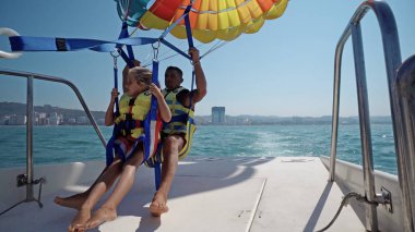 Durres, Arnavutluk - Ağustos, 2017 yaklaşık: heyecanlı turist yüksek gökyüzü, aşırı spor, parasailing yaz etkinlikleri
