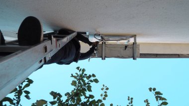 Müşteri evine klima döşeyen teknisyen. Sinema filmi.