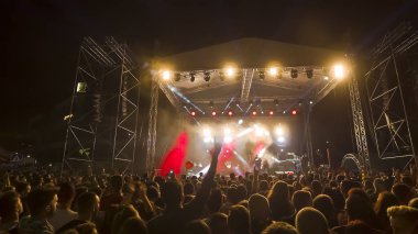 Bilet yok olay parlak renkli sahne ışıkları, kamu önünde kalabalık tezahürat