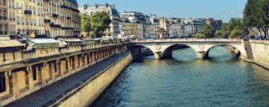 Dar kanal yakınındaki Notre Dame Paris, Fransa'da Seine Nehri üzerinde köprü Pont Saint-Michel ile