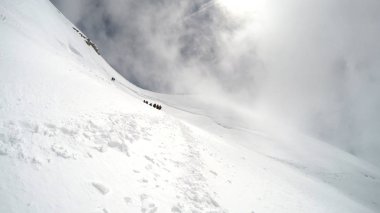 İnsanlar, Alpler Dağı Mont Blanc sis ve kötü hava ile tırmanma