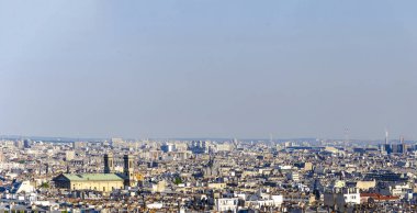 Paris, Fransa 'daki Eglise Saint Vincent de Paul katedralinin çatıları üzerindeki hava panoramik manzarası Monmartre tepesinden görüldü.