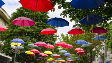 Şemsiyeler eski kasabadaki bir alışveriş sokağında