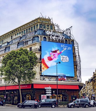 Paris, Fransa - 08 Mayıs 2017: Galeries Lafayette Paris, Fransa, dikey içinde sembolik bina girişine