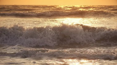 Tropik deniz günbatımı manzaralı kaba dalgalar