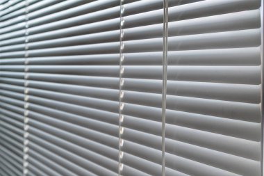 akşam güneş ışığında kapalı panjurları pencereden 