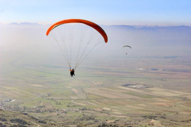 Mavi gökyüzü arka plan üzerinde uçan paraşütler 