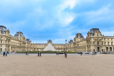 Panoramik bahar Paris'te Louvre Müzesi