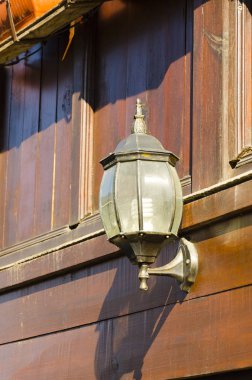 Eski lamba, dikey ile geleneksel sokak ahşap ev