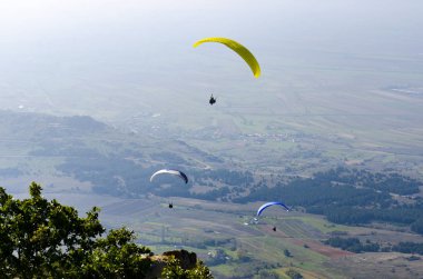 yaz güneşli bir günde Vadisi üzerinde uçan paraşütler