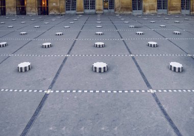 Paris, Fransa - Mayıs, 2017 yaklaşık: Fransa, Paris, Palais Royal (Kraliyet Sarayı) Daniel Buren'ın Sanat Kültür Bakanlığı Meydanı'nda