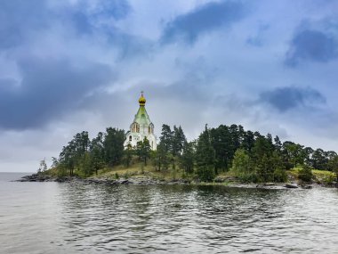 Gün batımından önce Saint Nicholas Adası (skete). Valaam başkalaşım Manastırı. Karelya. Rusya